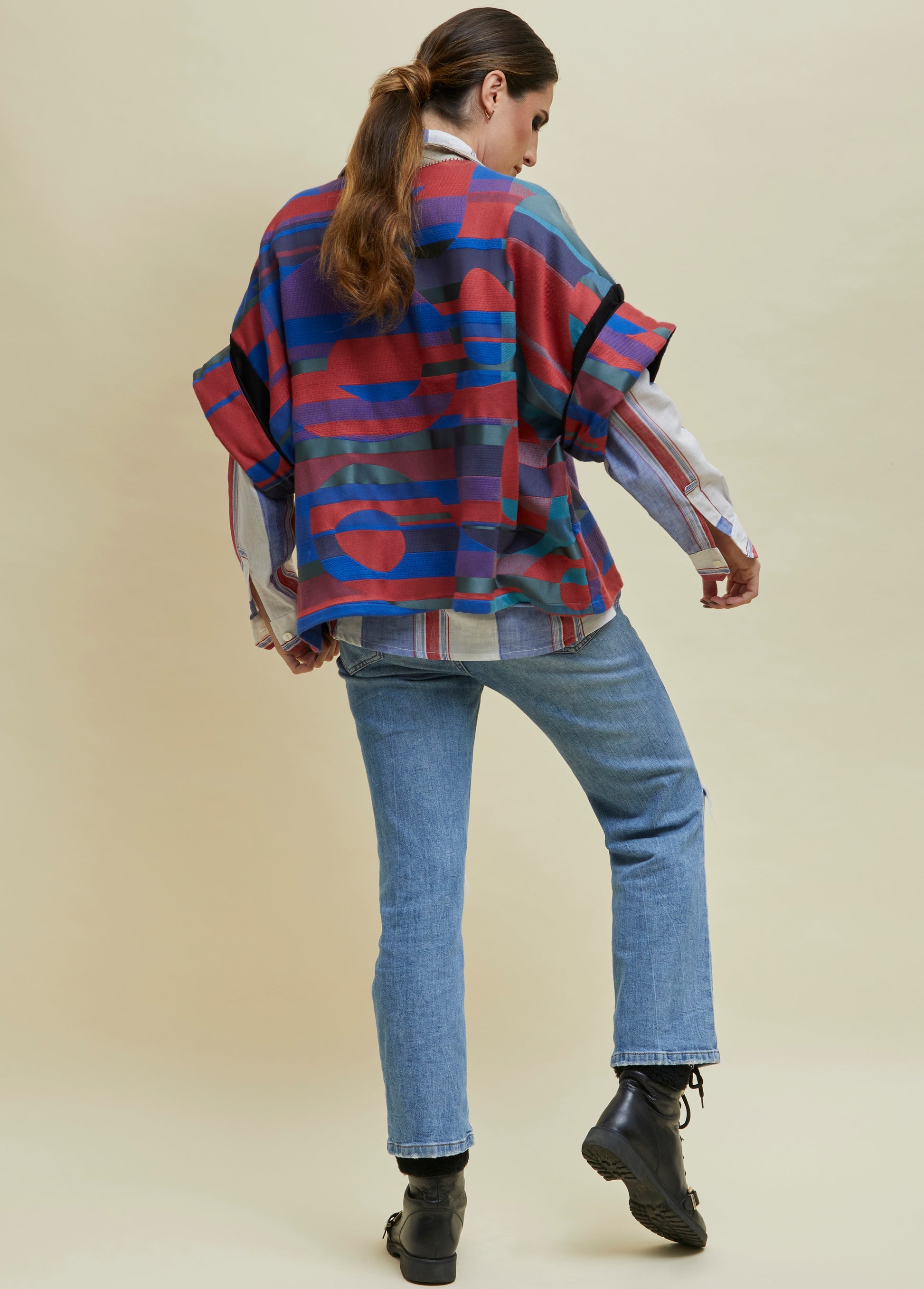 embroidered kimono in beige linen and geometric printed silk in red and blue by atelier ferdinando fusco sorrento worn with jeans and boots